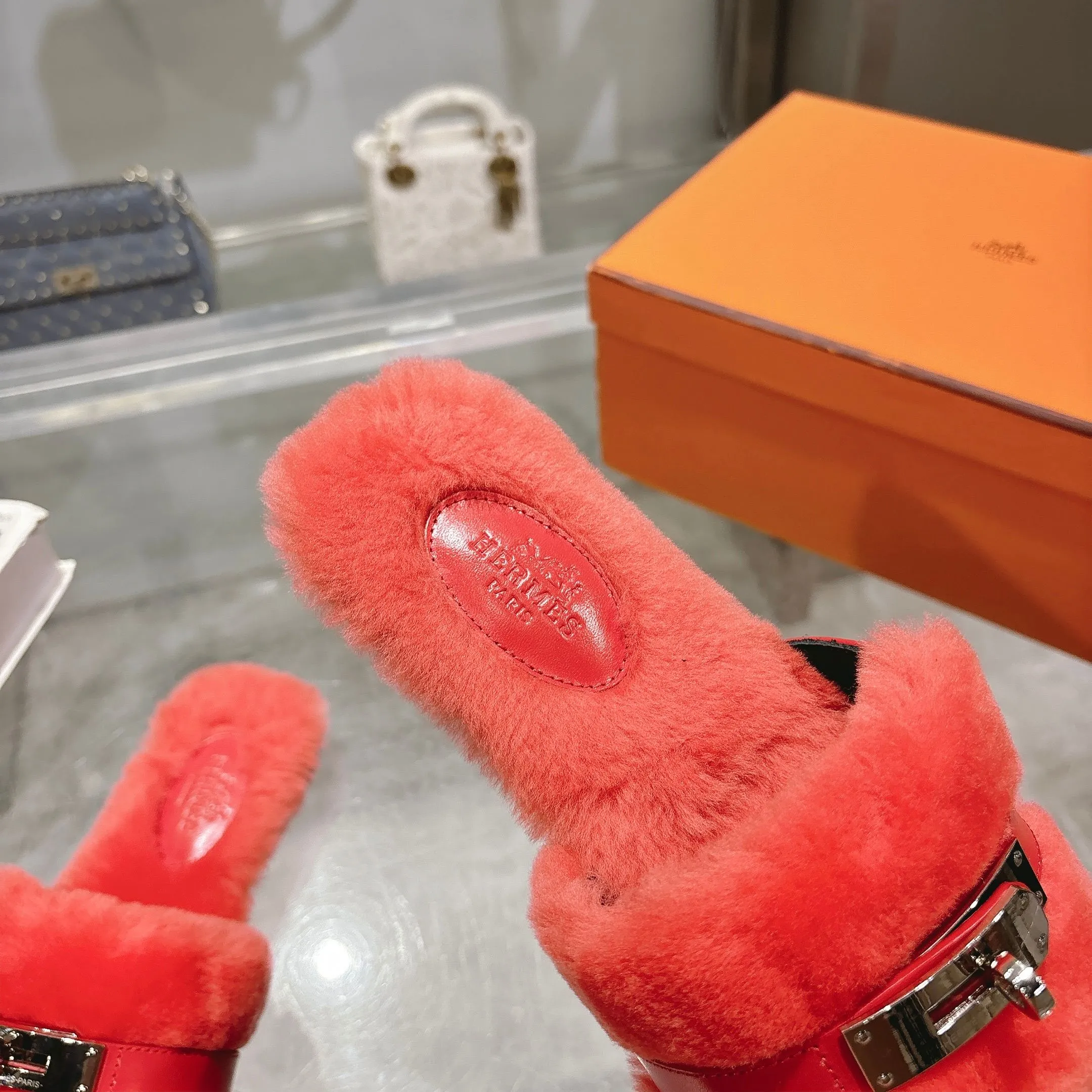 👟👟Ex-factory price 500👟👟 Purchasing agent level Hermes Hermès second uncle hair slippers are in stock all year round. 2025 new and new colors official website, Xiaohongshu synchronizes the latest color matching Hermès hot models are hot online, upgraded workmanship, high quality! Fashionable small wool H-trailers, autumn and winter style flat-soled wool mop, can be customized without standard, non-refundable and non-exchangeable. Fabric: Imported lamb's roll real wool. Lining: Imported lamb's roll real wool. Outsole: Genuine leather outsole. Size: 35-43, [Note: 41, 42, 43 customized]
